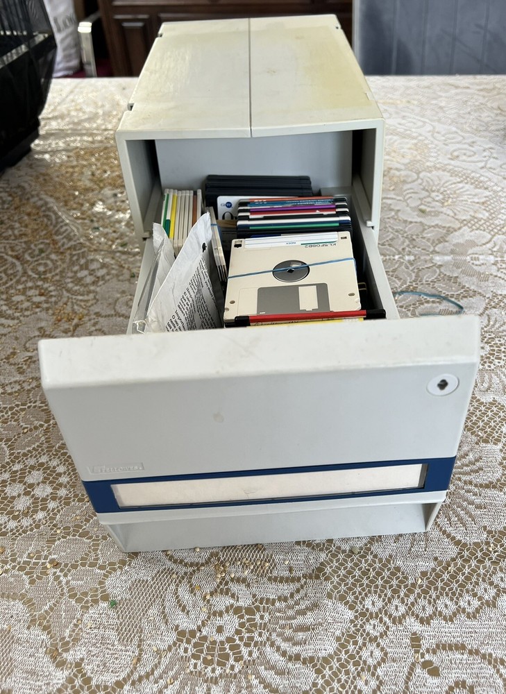 87 Diskettes Floppy Disk Vintage Macintosh Software & Cabinet