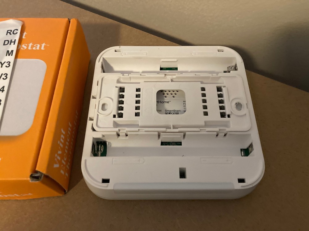 Vivint Element VS-ELEM02-001 V2 Smart Thermostat