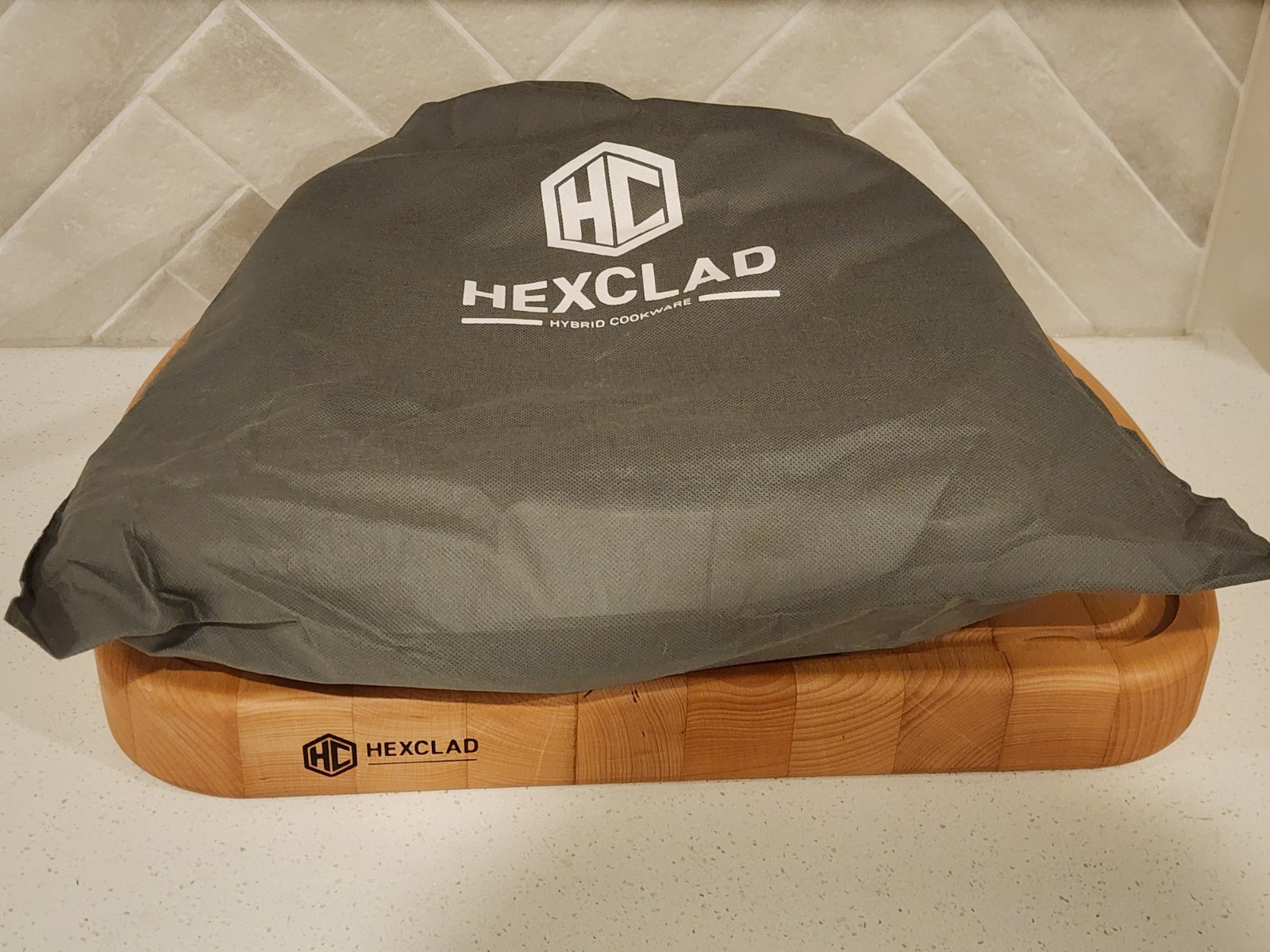 HexClad Hybrid 7-Quart Sauté Pan / Chicken Fryer w/Tempered Glass Lid BRAND NEW!