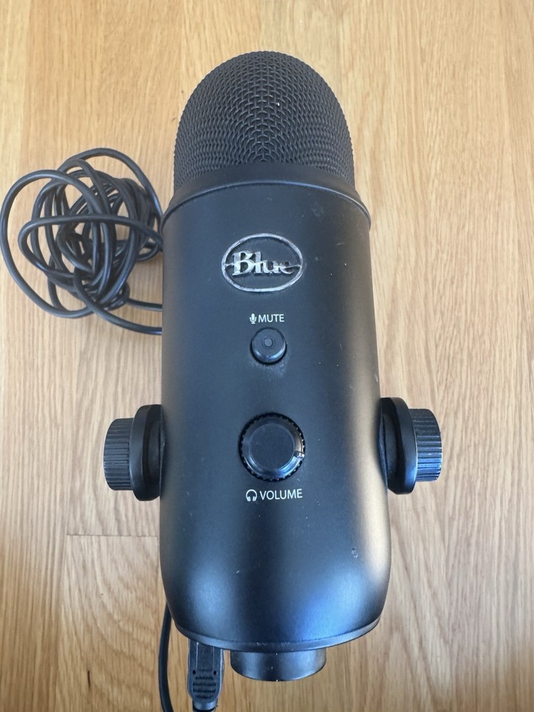 Blue USB microphone with Gain, headphone Jack, mute, Volume, And Pattern