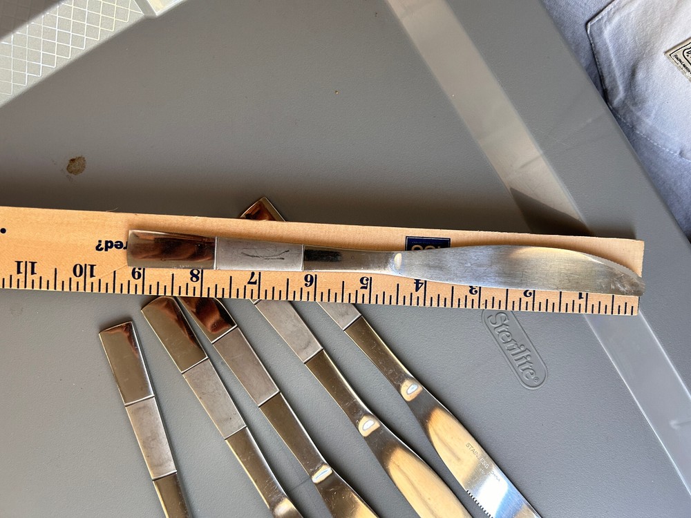 6 Replacement Flatware Dinner Knives no markings,