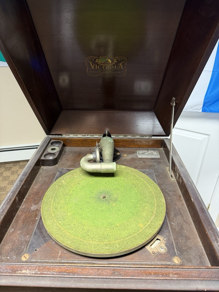 Victorla Phonograph VV-90