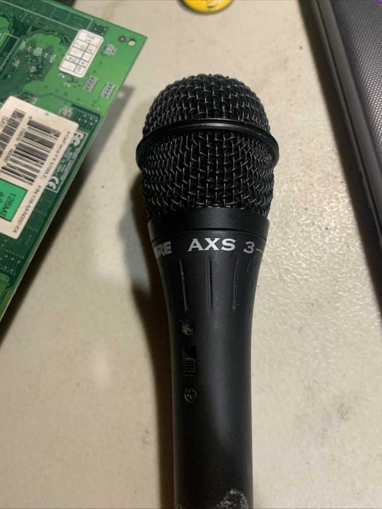 Shure AXS 3 Black WiredHandheld Dynamic Microphone With Case