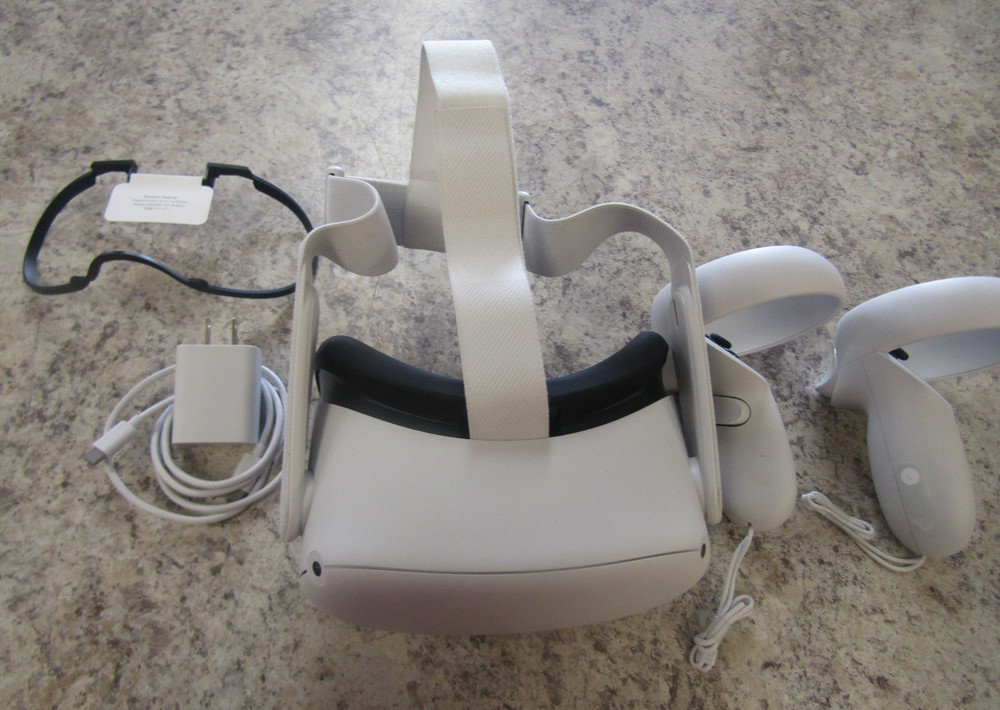 Meta Quest 2 VR Headset 256GB w/ Left and Right Controllers & Case - Tested
