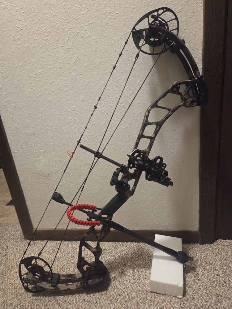 PSE Archery EVO Evl NXT 33 Compound Bow-Kuiu Verde-Right Hand 26-30 70# COMPLETE