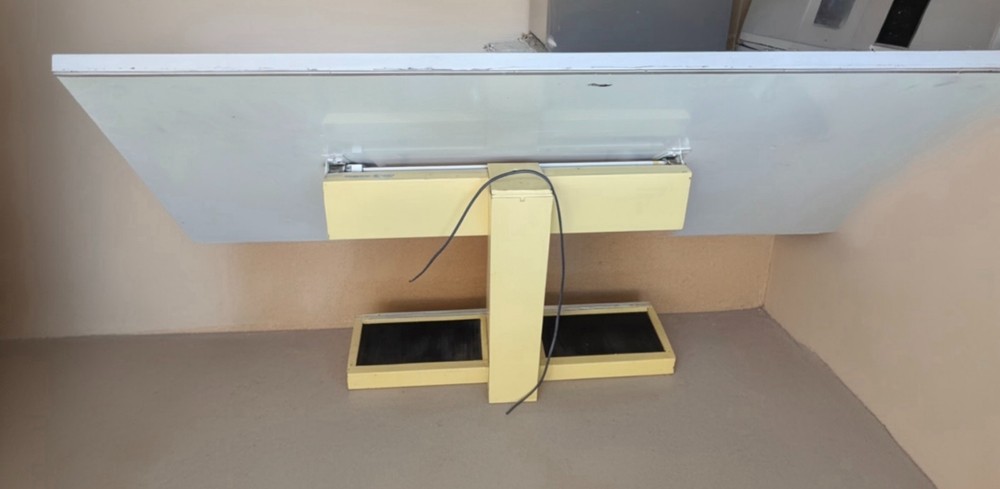 Electric height drafting table