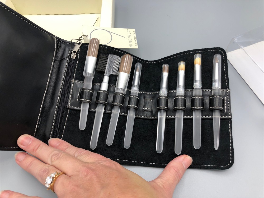 Nine West Cosmetic Set 8 Assorted Make-Up Brushes & Mirror Funpack