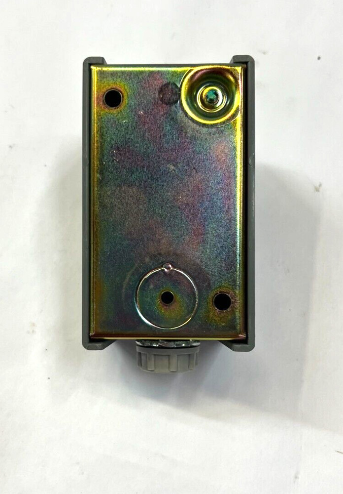 SQUARE D MANUAL MOTOR STARTER SWITCH 572A 30A 600VAC