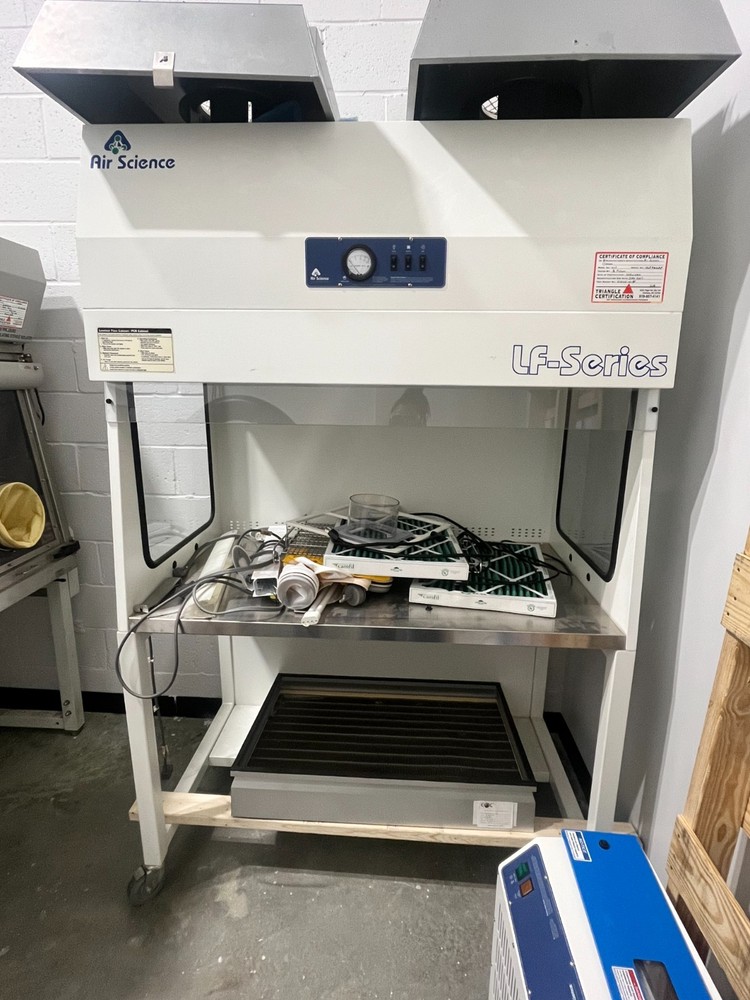 Laminar flow cabinet / PCR Workstation