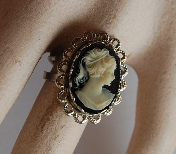 VINTAGE PLASTIC CAMEO RING SILVER COSTUME JEWELRY ADJUSTABLE