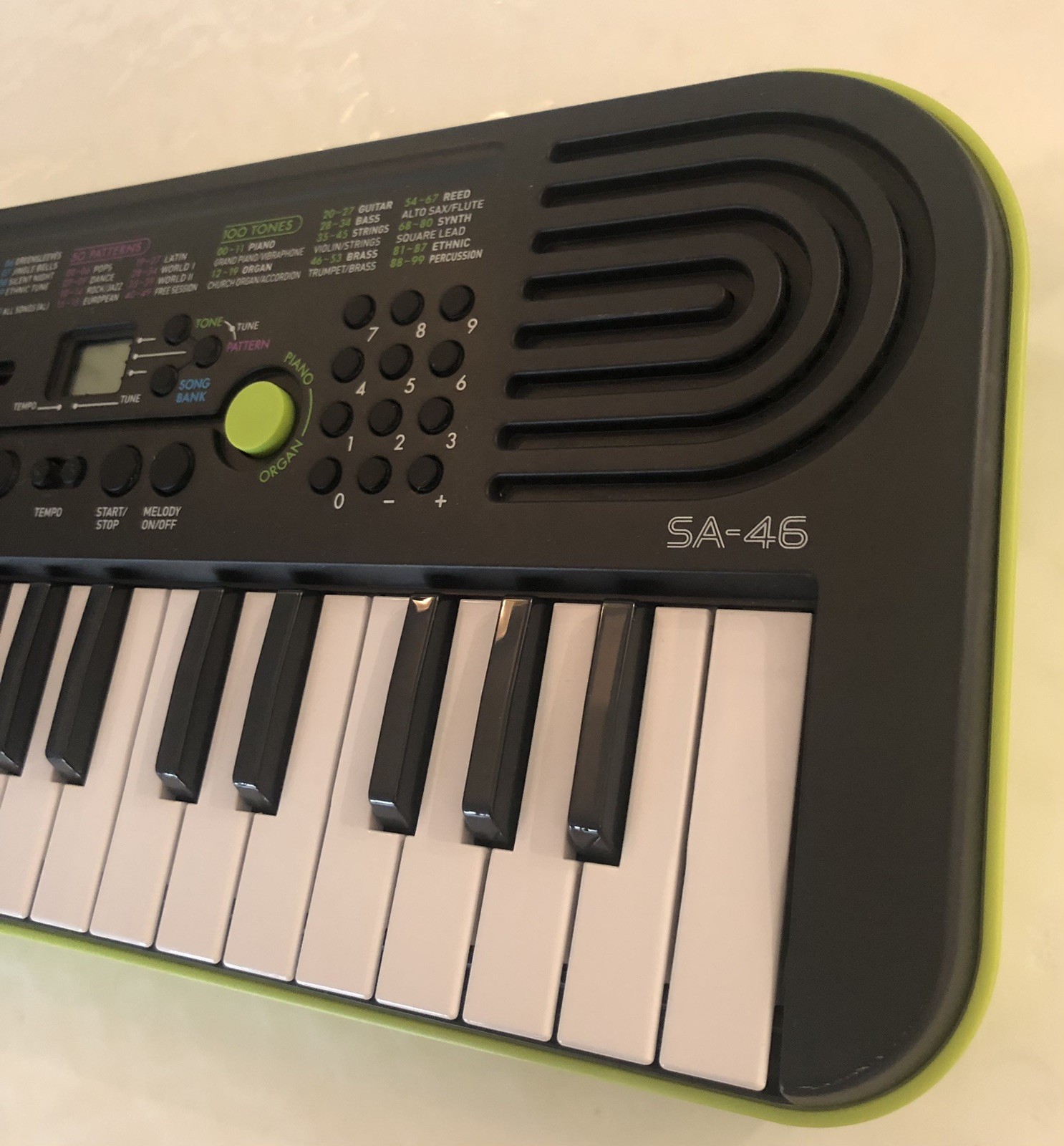 NEW OOB Casio SA-46 32-Key Mini Electronic Keyboard Black & Green + Batteries