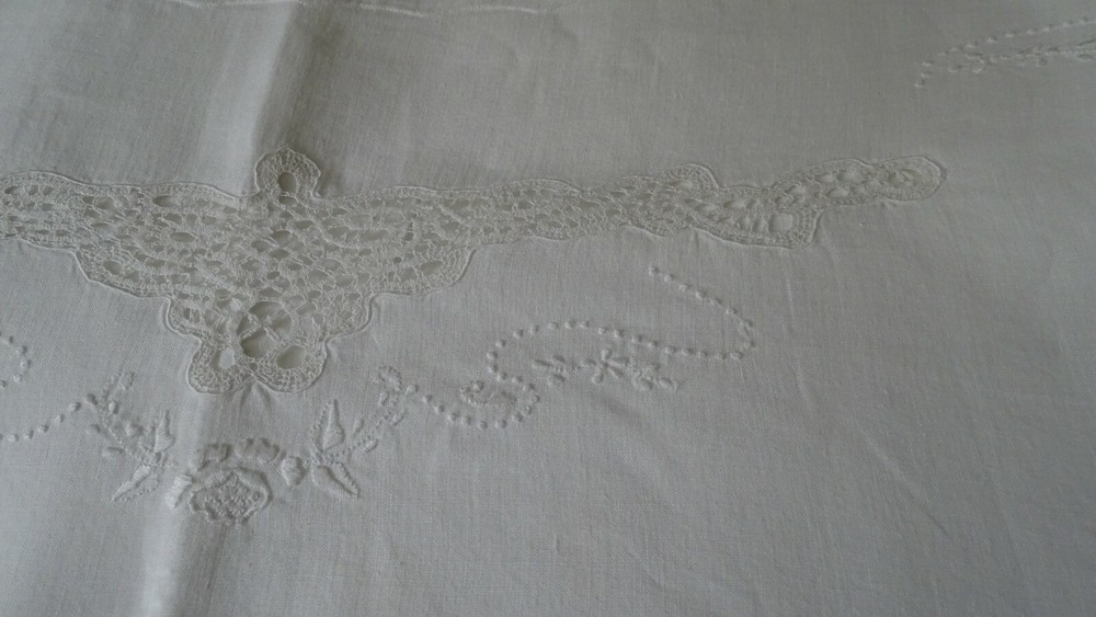 linen sheet with tombolo applications