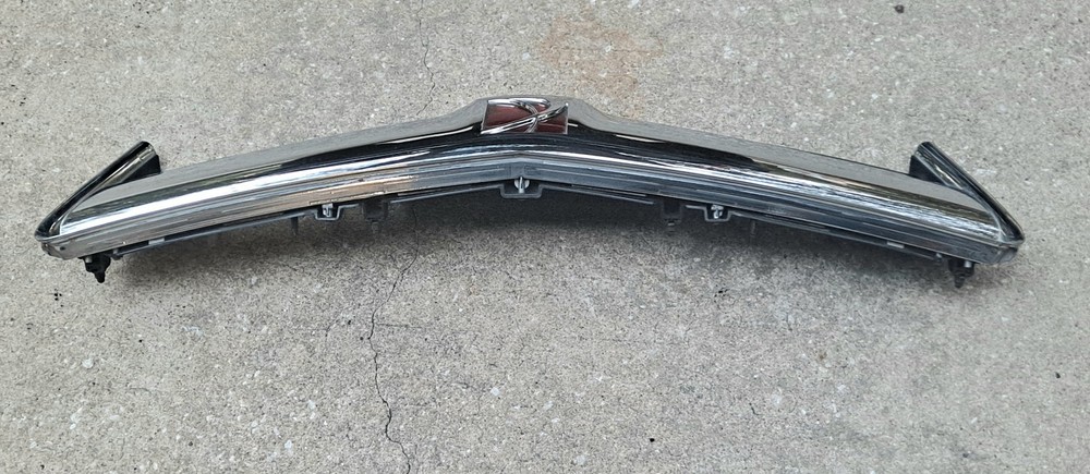 2008-2010 Saturn Vue Front Upper Grille Chrome w/ Emblem 2009