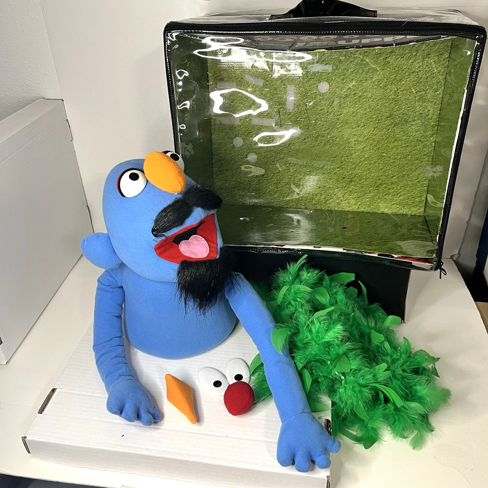 FAO Schwarz Blue Muppet Whatnot Workshop 13" Hand Puppet w/ Accessories & Box