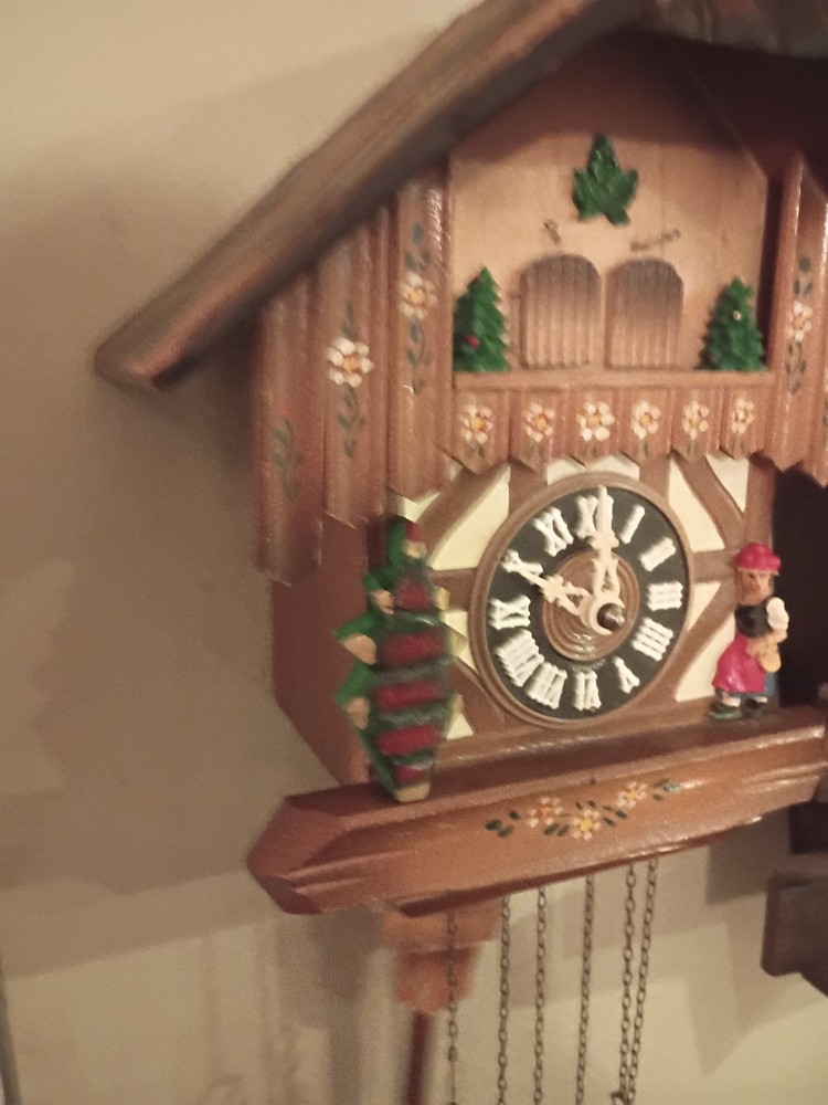 VINTAGE MUSICAL CHALET CUCKOO CLOCK ..........WORKING