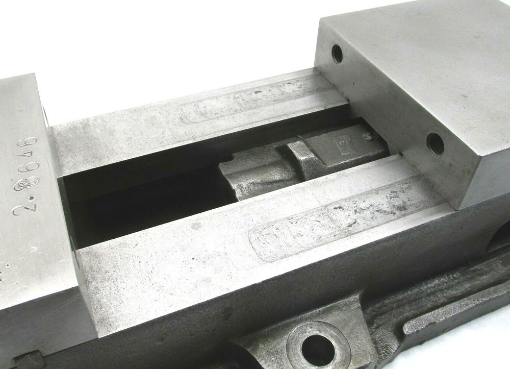 KURT ANGLOCK 6" MILLING MACHINE VISE - #D60