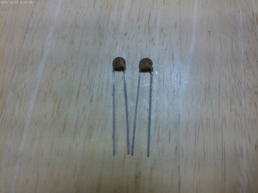 LOT/5 CERAMIC DISC CAPACITORS 1KV 39 PF,NOS