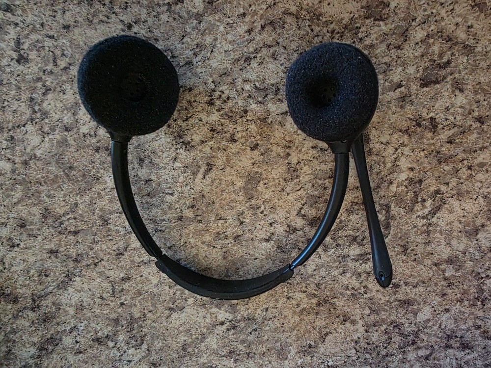 PLANTRONICS W02 DECT 6.0 WIRELESS Bluetooth HEADSET SYSTEM Headphones