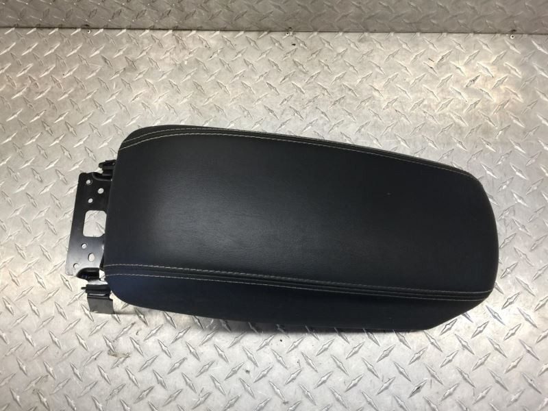 14-18 CHEROKEE CONSOLE ARM REST ASSY BLACK