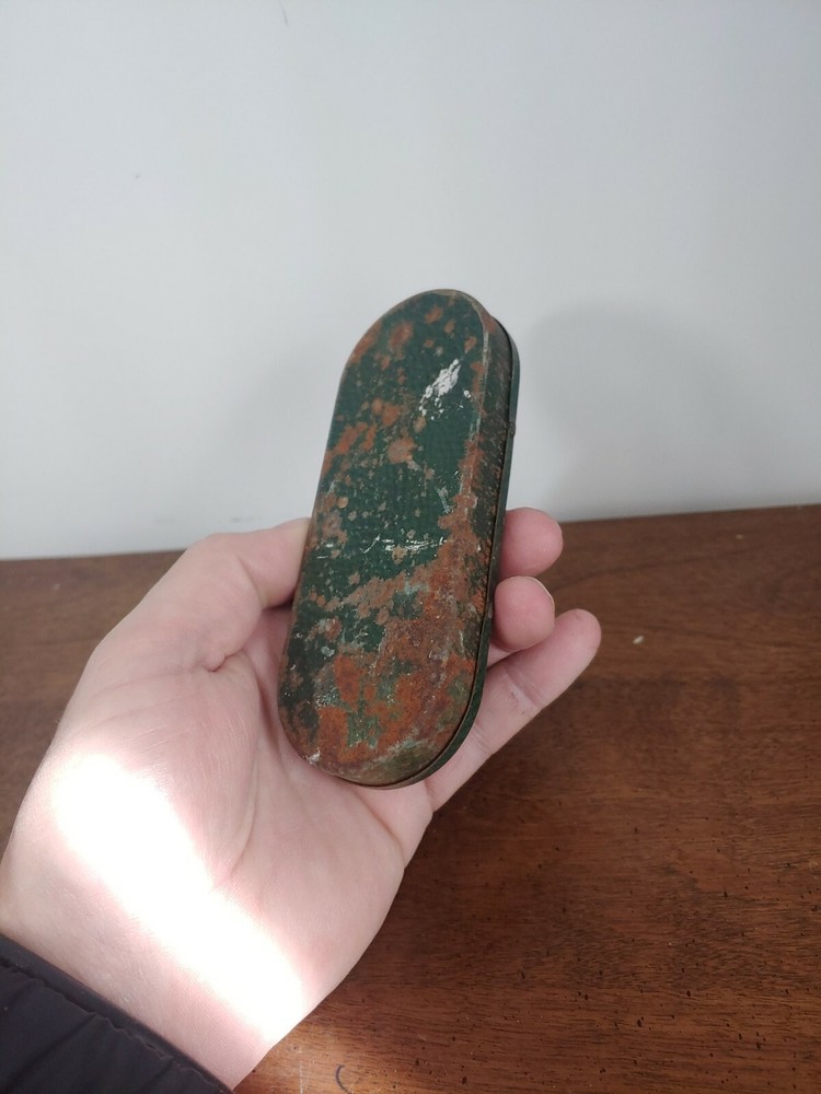 FANTASTIC VINTAGE WILLSON GOGGLES GREEN TIN CASE - EMPTY