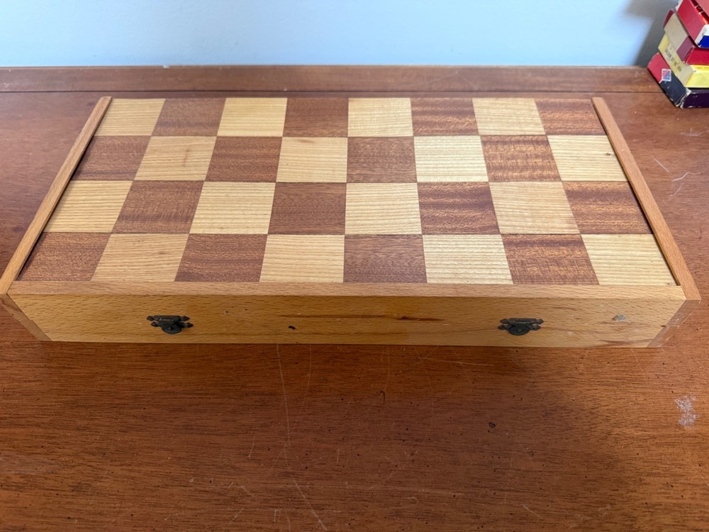 Modern Design Wood Chess Set with Folding Board