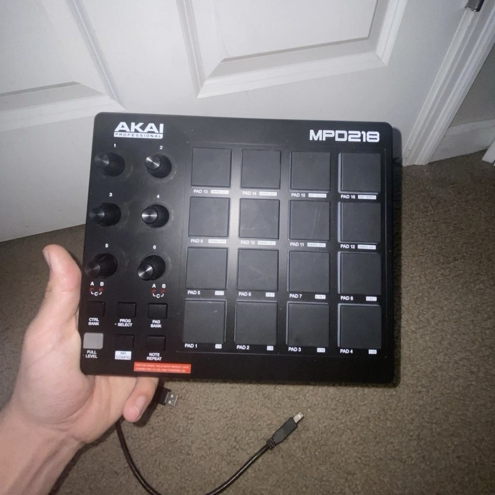 AKAI Professional MPD218 - USB MIDI Controller with 16 MPC Drum Pads, 6 Knobs/JA