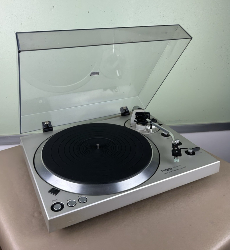 TECHNICS SL-1301 STEREO TURNTABLE
