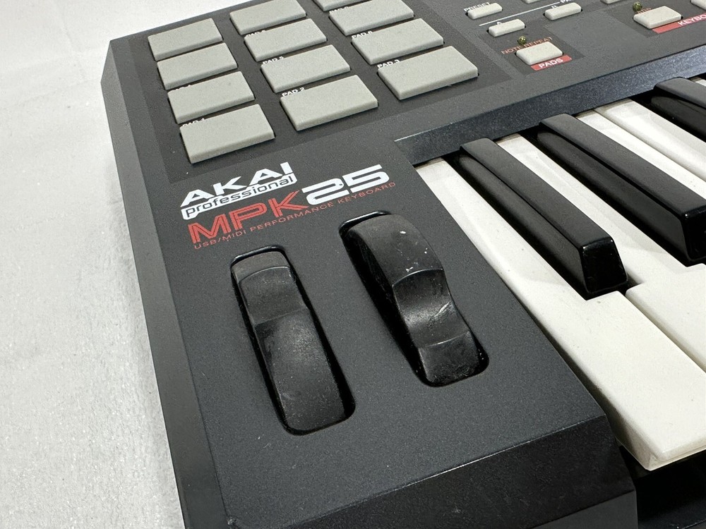 AKAI MPK25 ~ 25-key Keyboard Controller with MPC Pads ~ Working