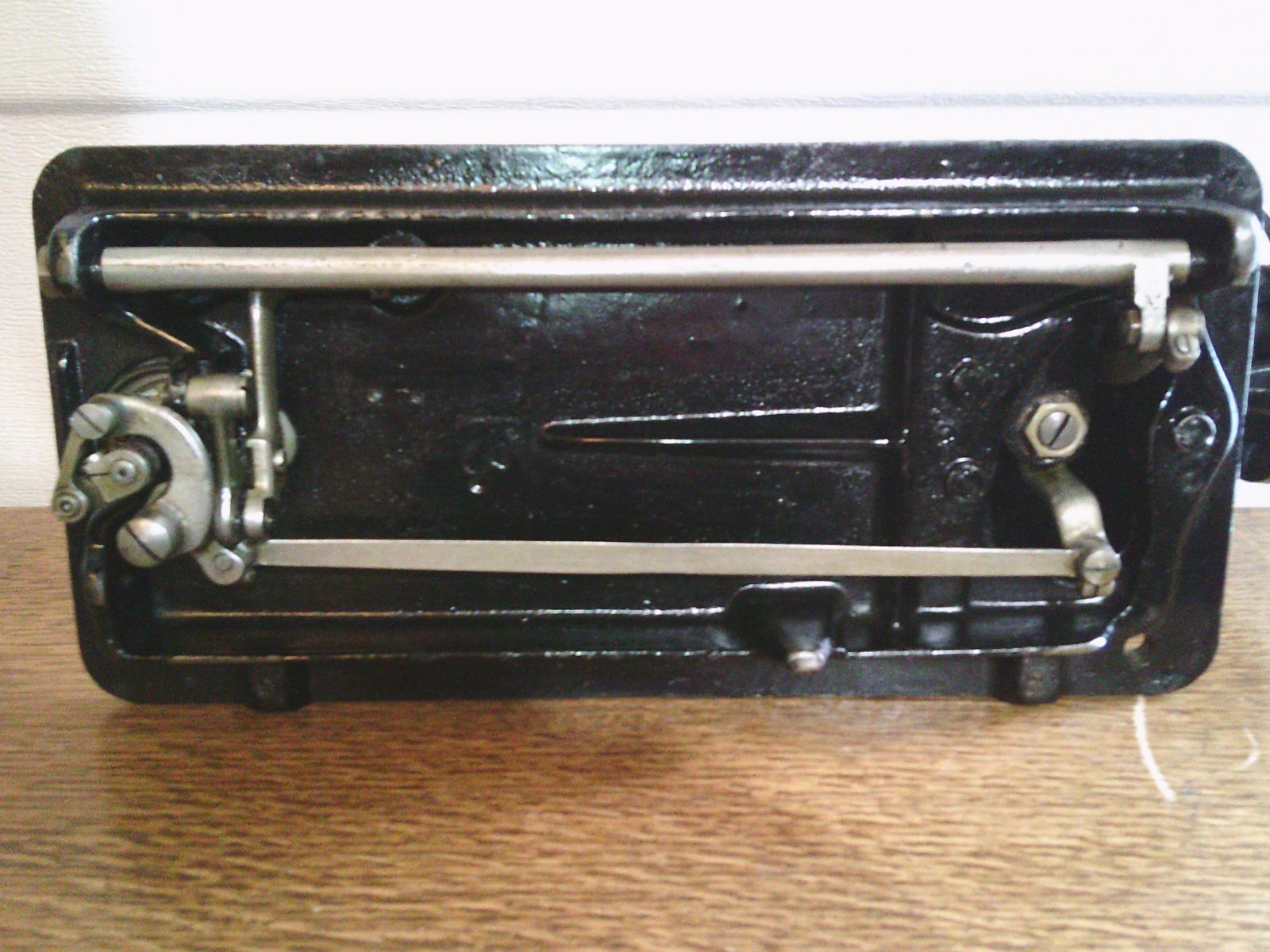 ANTIQUE SINGER SEWING MACHINE MODEL 66 'RED EYE', HAND CRANK, SERVICED