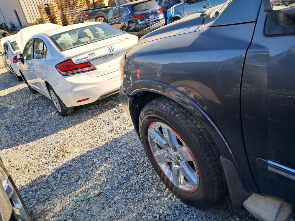 ARMADA 2010 Glove Box 4863353