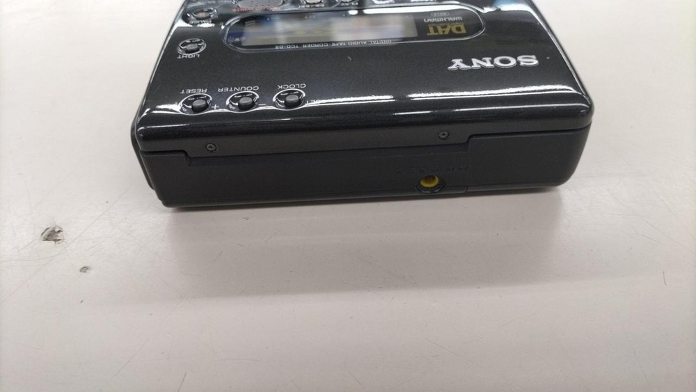 Sony TCD-D8 DAT Walkman Portable Recorder