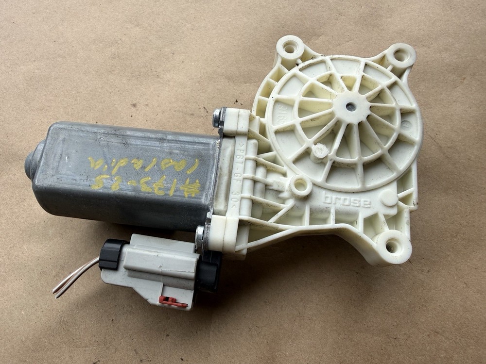 FREIGHTLINER CASCADIA BROSE C66768-101 DRIVER WINDOW REGULATOR
