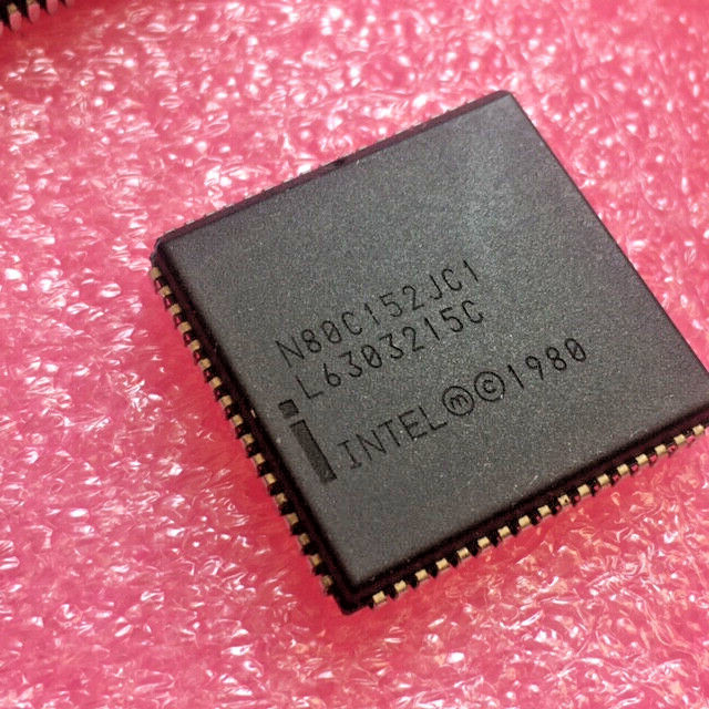 3pc N80C152JC-1  8Bit ROM-less Universal Communications Controller  PLCC68