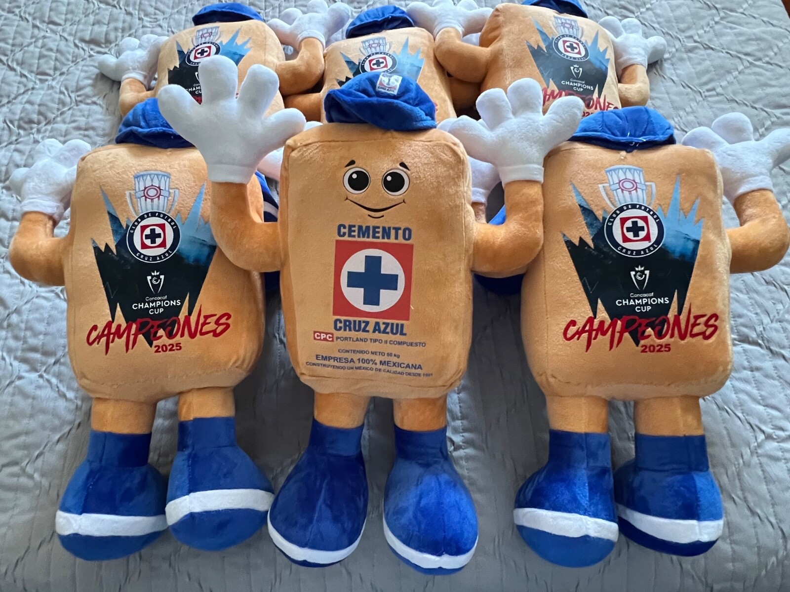 STUFFED ANIMAL “COSTALITO ” MASCOTA DEL EQUIPO CRUZ AZUL CONCACAF CAMPEÓN 2025