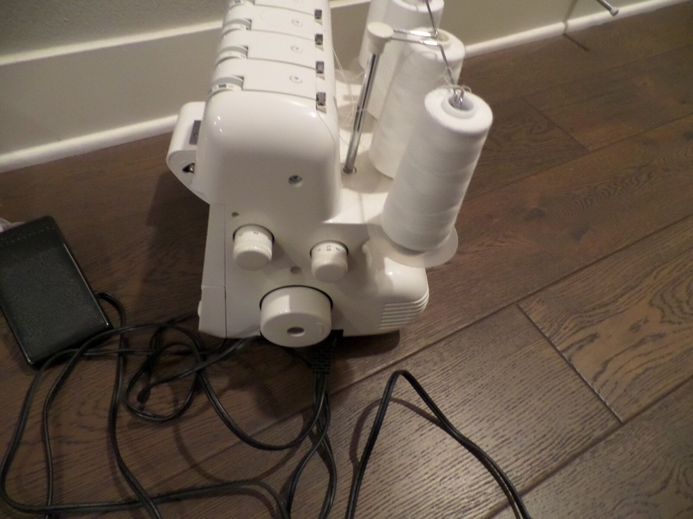 White Superlock Electronic model 1934D Serger Sewing Machine MINT w/ XTRAS!