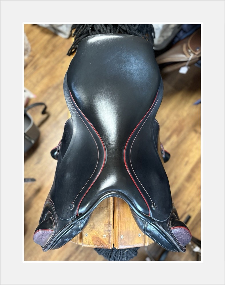 Albion K3 Jump Saddle. 17” W