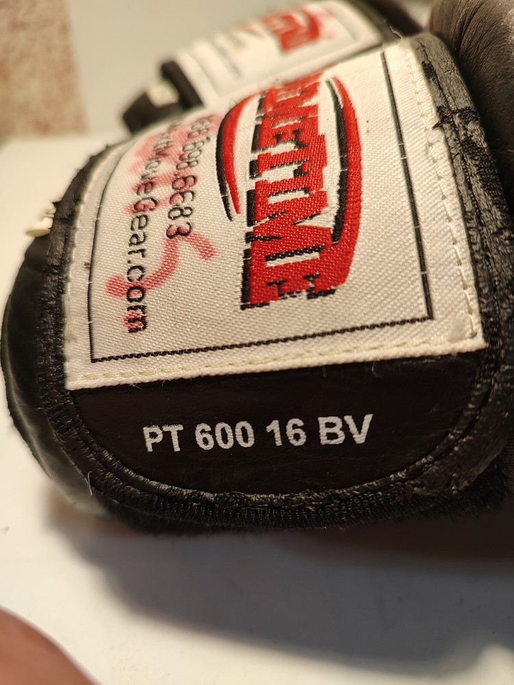 Primetime Boxing Gloves. 16 oz. PT 600 16 BV. Hook and Loop.