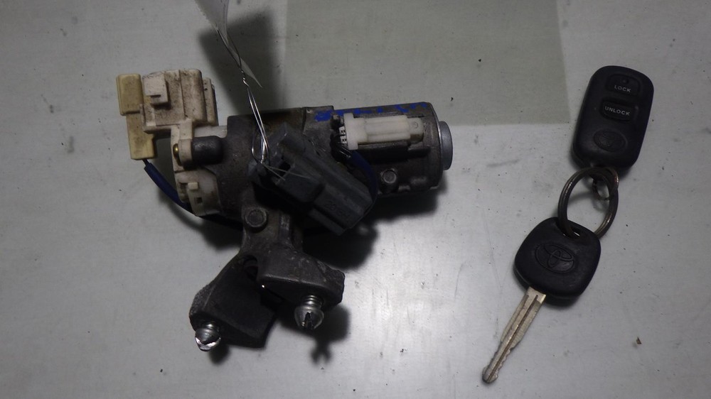 06 TOYOTA COROLLA Ignition W/Key