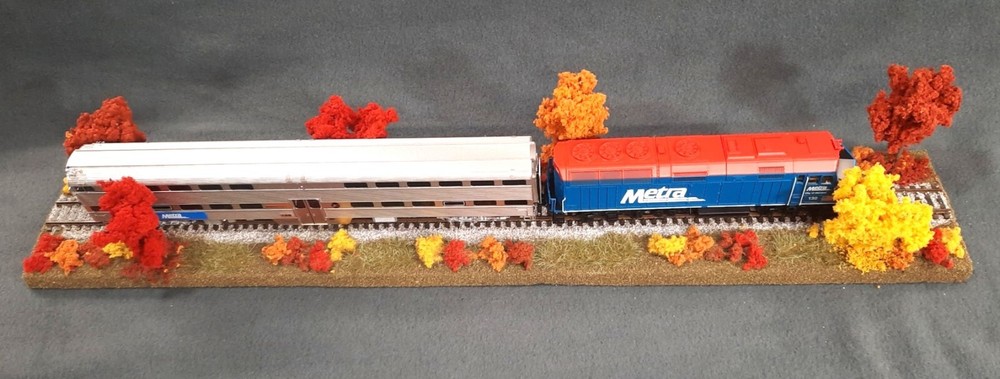 HO SCALE 24" SINGLE TRACK DIORAMA TRAIN DISPLAY -"FALL FOILAGE SCENE"