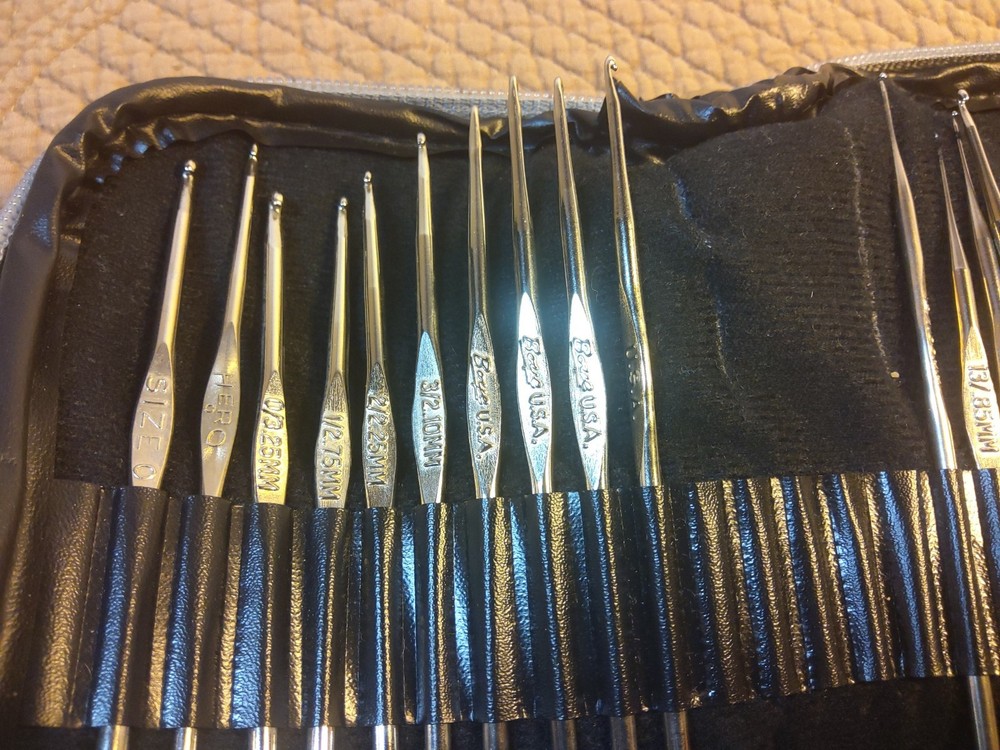 23 Crocheting Needles, Boye Set +