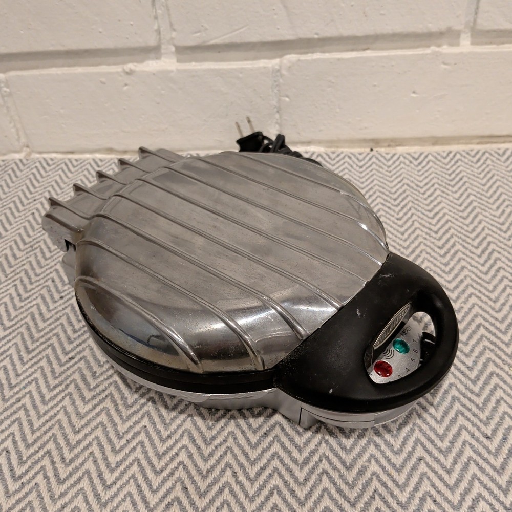 VillaWare Model 2004 Uno Classic Round Chrome Thin Waffler Maker