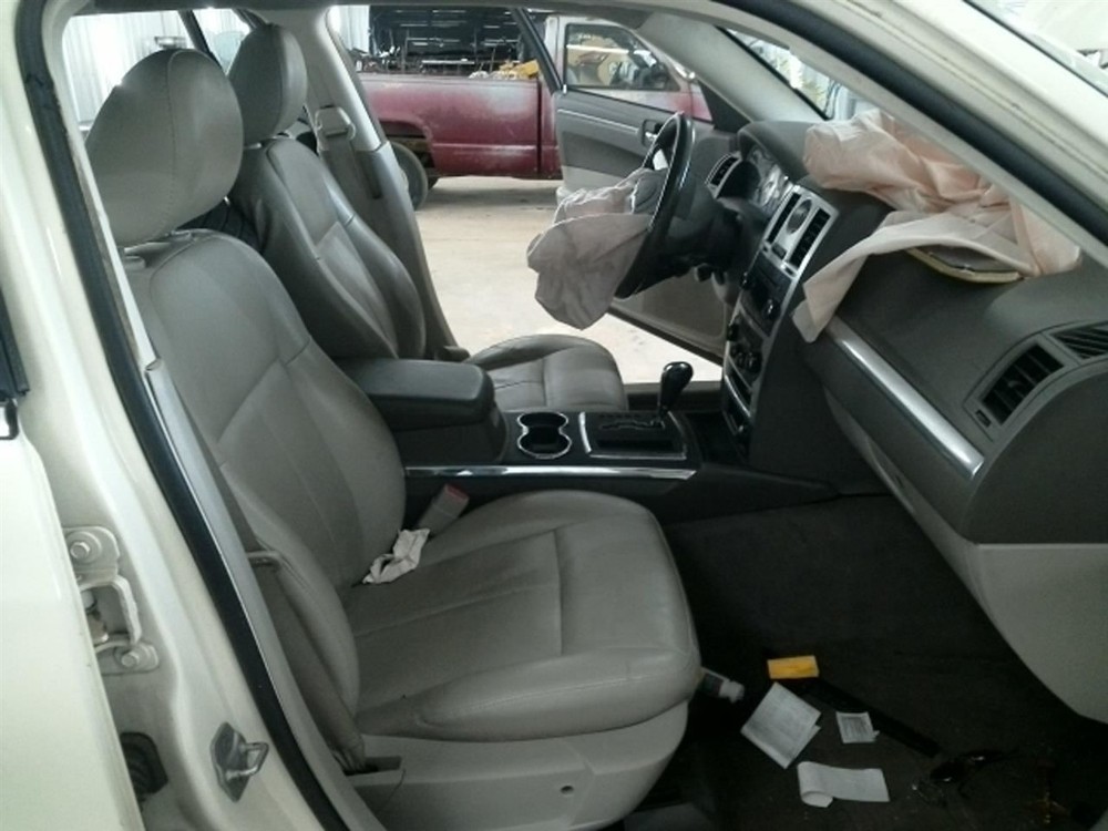 300 2010 High Mounted Stop Light 104795734