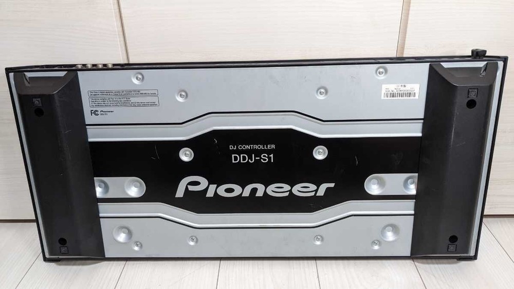 PIONEER DDJ-S1 DJ CONTROLLER Professional operability for Serato DJ Pro software
