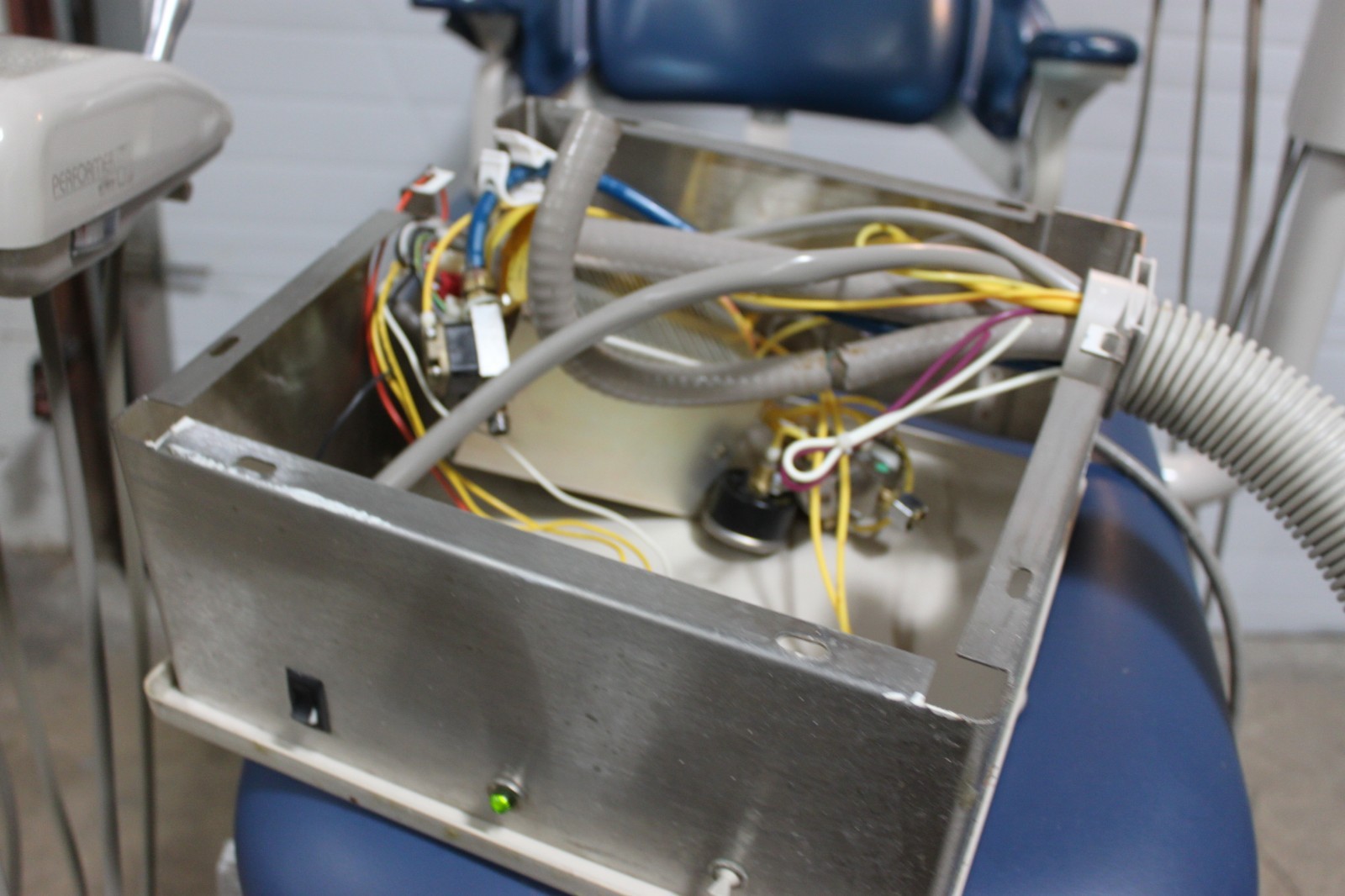 Adec Dental Patient Proma Exam Procedure Chair Unit & Light. Pls see the picture