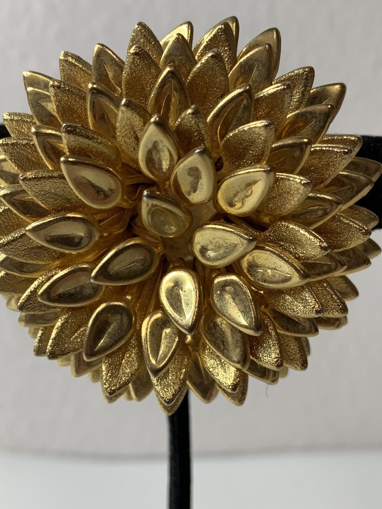 VINTAGE GOLDTONE ROUND PIN BROOCH