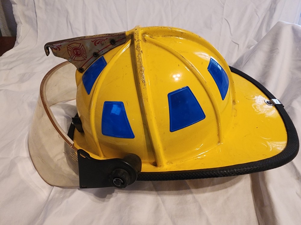 CAIRNS MODEL 1010 FIREMAN'S HELMET, YELLOW