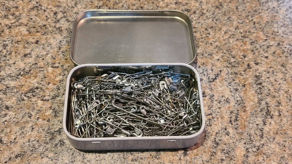 Vintage Extra Strength MINTS Candy Tin Box Brown & Haley Safety Pins (C8)