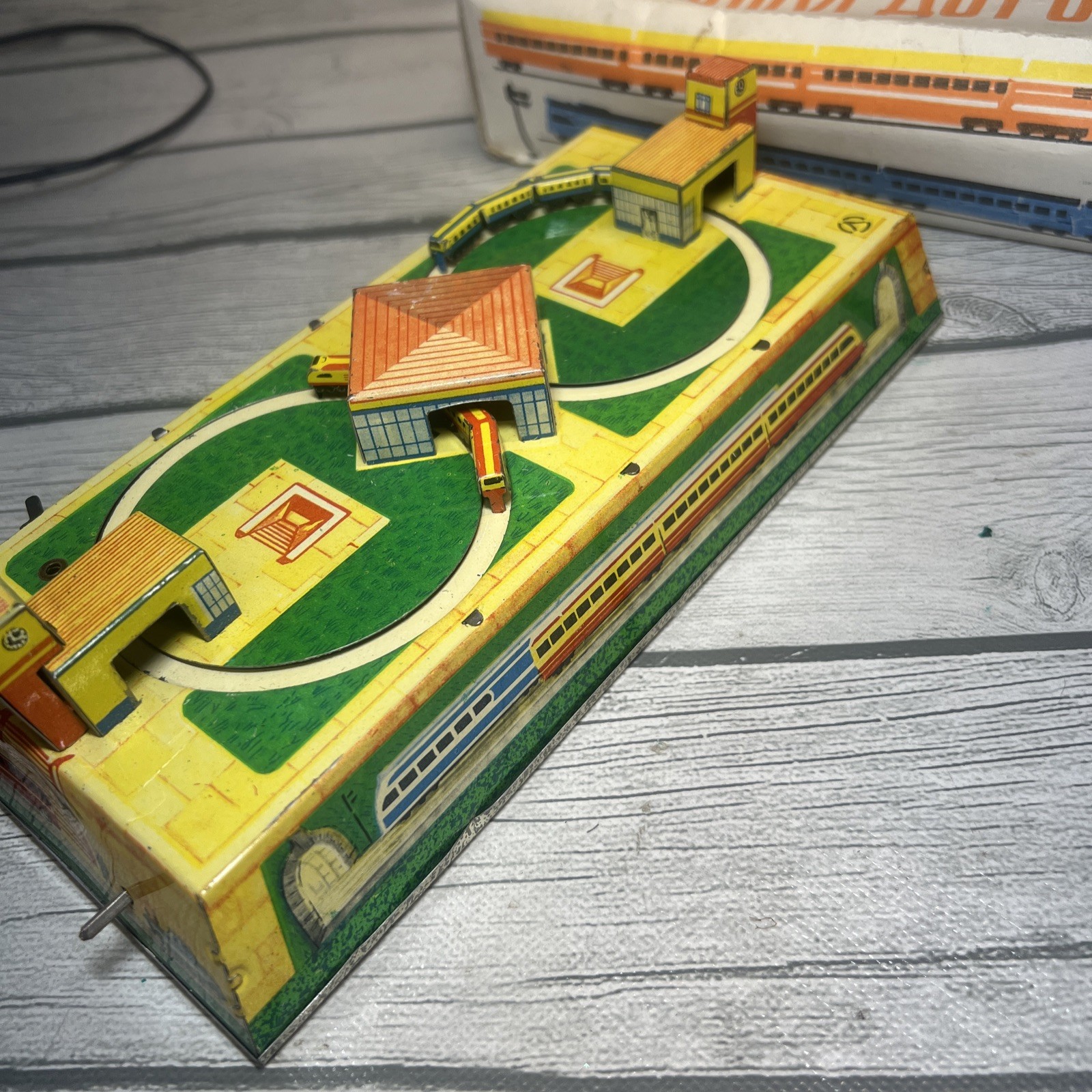 2175.7 - Vintage 1950's Russian W/U Tin Railroad Train W/Box & Key / Works!
