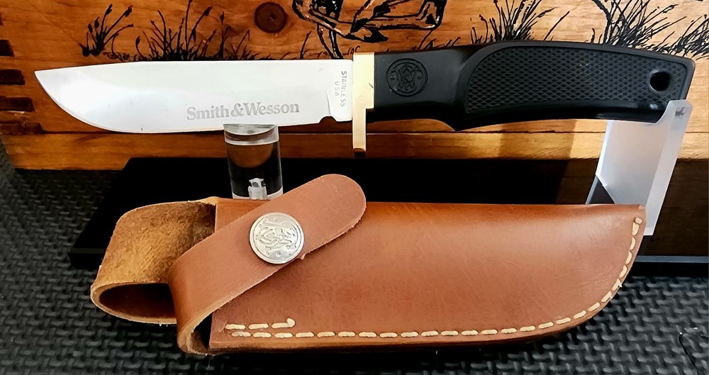 SMITH AND WESSON USA FIXED BLADE HUNTING KNIFE WITH LEATHER SHEATH