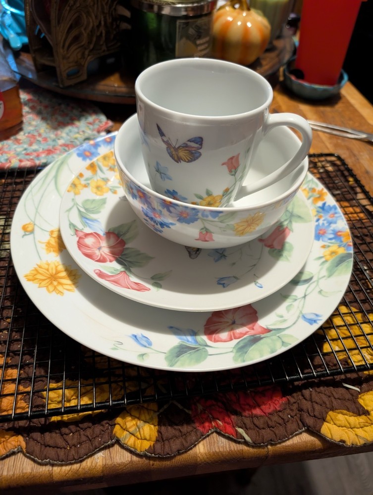 Pfaltzgraff Annabelle Dinnerware Set 16-Piece, Multicolored